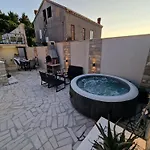 Casa Lumina - 5 Minutes To The Airport * Zvekovica