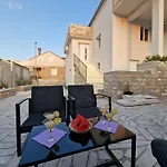 Apartamento Casa Lumina - 5 Minutes To The Airport Zvekovica