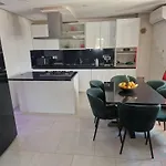 Casa Lumina - 5 Minutes To The Airport Apartmán *