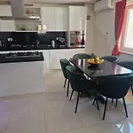 Casa Lumina - 5 Minutes To The Airport Zvekovica