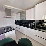 Casa Lumina - 5 Minutes To The Airport