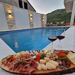 Casa Lumina - 5 Minutes To The Airport * Zvekovica