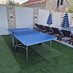 Casa Lumina - 5 Minutes To The Airport Apartmán Zvekovica