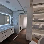 Casa Lumina - 5 Minutes To The Airport * Zvekovica