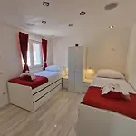 Casa Lumina - 5 Minutes To The Airport Apartmán *