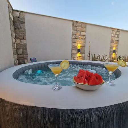 Apartamento Casa Lumina - 5 Minutes To The Airport Zvekovica