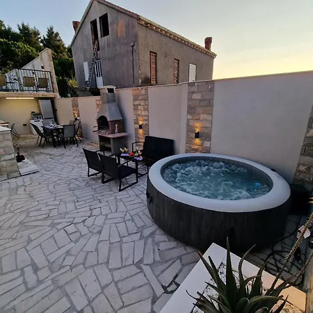 Casa Lumina - 5 Minutes To The Airport * Zvekovica