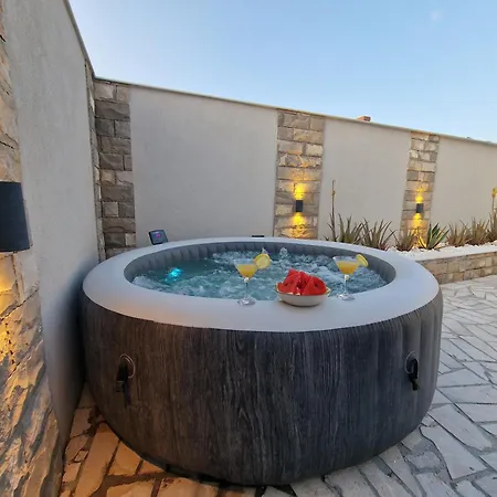 Casa Lumina - 5 Minutes To The Airport Apartamento Zvekovica