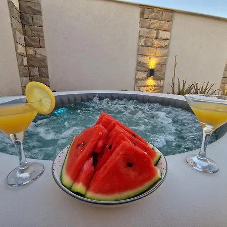 Casa Lumina - 5 Minutes To The Airport Zvekovica