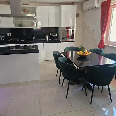 Casa Lumina - 5 Minutes To The Airport Zvekovica