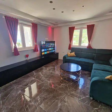Apartmán Casa Lumina - 5 Minutes To The Airport Zvekovica