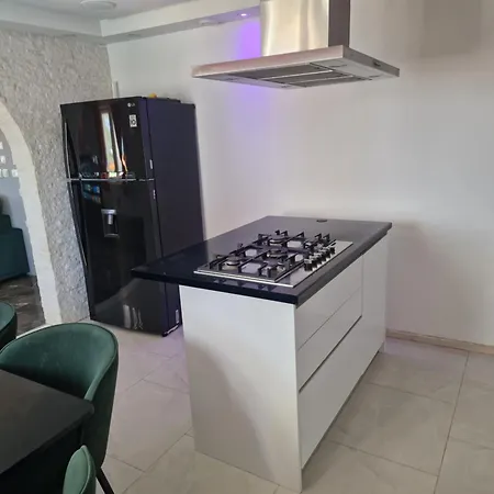 Casa Lumina - 5 Minutes To The Airport Zvekovica