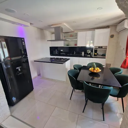 Casa Lumina - 5 Minutes To The Airport * Zvekovica