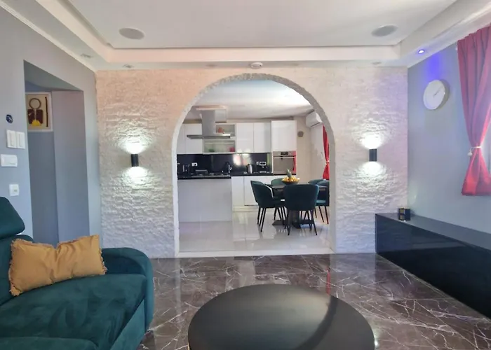 Casa Lumina - 5 Minutes To The Airport Lejlighed *