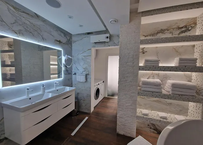 Casa Lumina - 5 Minutes To The Airport * Zvekovica