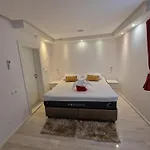 Apartman Casa Lumina - 5 Minutes To The Airport Zvekovica