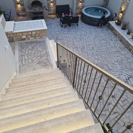 Casa Lumina - 5 Minutes To The Airport Apartament *