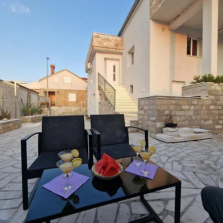 Appartement Casa Lumina - 5 Minutes To The Airport Zvekovica