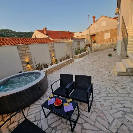 Casa Lumina - 5 Minutes To The Airport * Zvekovica