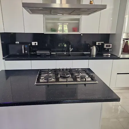 Casa Lumina - 5 Minutes To The Airport Zvekovica