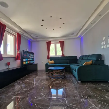 Casa Lumina - 5 Minutes To The Airport Appartement Zvekovica