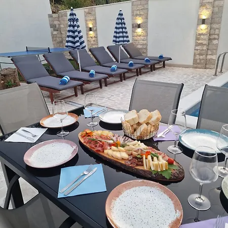 Casa Lumina - 5 Minutes To The Airport Apartment Zvekovica