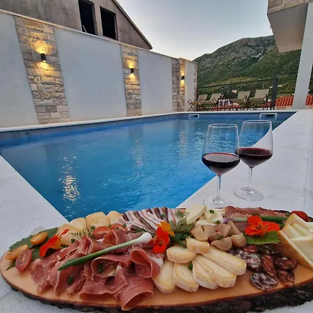 Casa Lumina - 5 Minutes To The Airport * Zvekovica