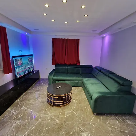 Casa Lumina - 5 Minutes To The Airport Apartament *