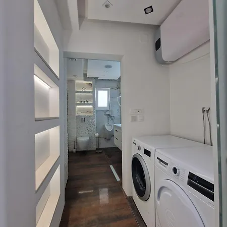 Casa Lumina - 5 Minutes To The Airport Appartement *