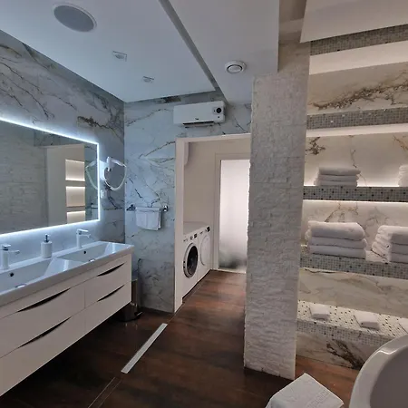 Casa Lumina - 5 Minutes To The Airport * Zvekovica