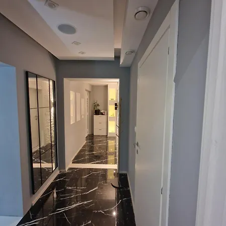 Casa Lumina - 5 Minutes To The Airport アパート Zvekovica