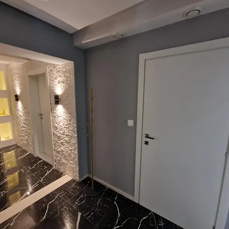 Casa Lumina - 5 Minutes To The Airport Apartment