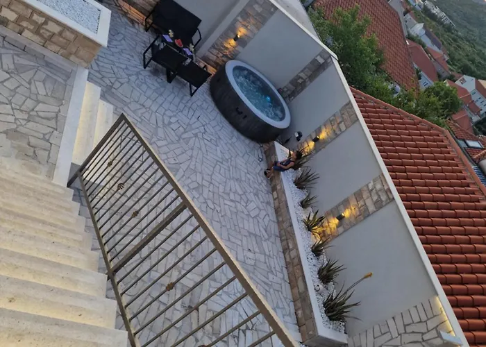 Casa Lumina - 5 Minutes To The Airport * Zvekovica