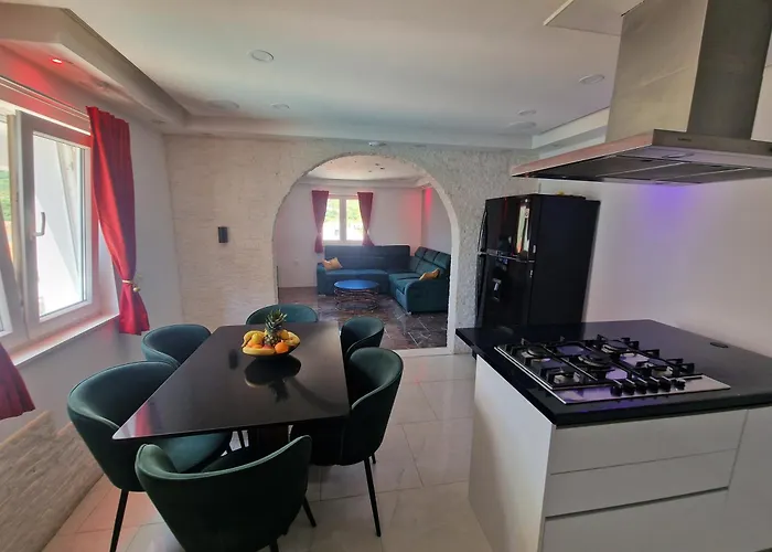 Casa Lumina - 5 Minutes To The Airport Lejlighed *