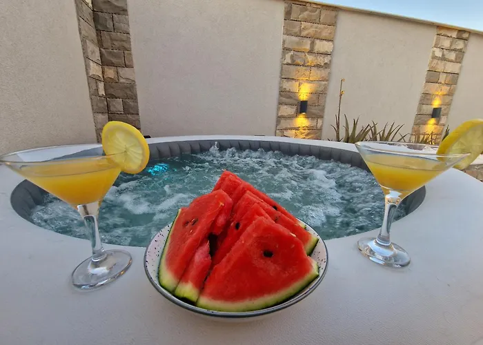 Casa Lumina - 5 Minutes To The Airport Zvekovica