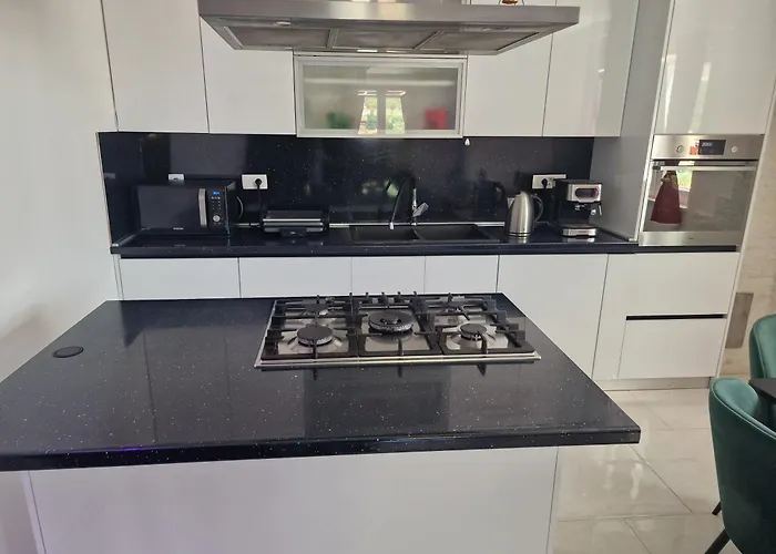 Casa Lumina - 5 Minutes To The Airport Zvekovica