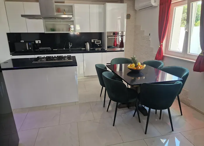 Casa Lumina - 5 Minutes To The Airport Zvekovica