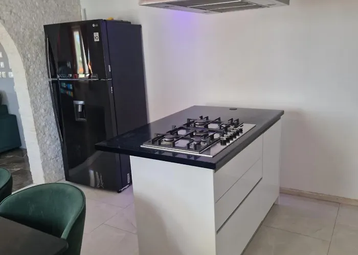 Casa Lumina - 5 Minutes To The Airport Zvekovica