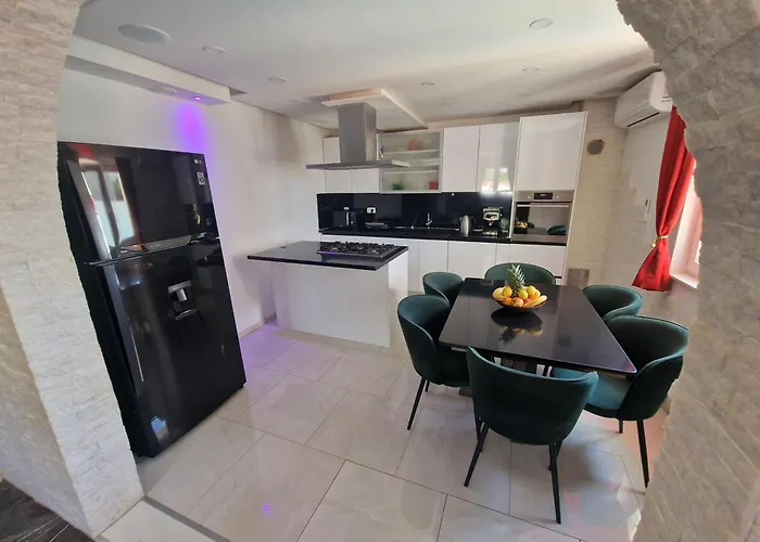 Casa Lumina - 5 Minutes To The Airport * Zvekovica