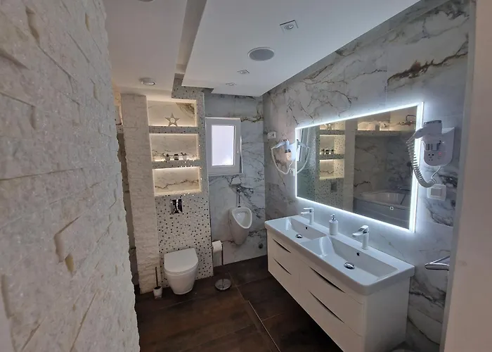 Casa Lumina - 5 Minutes To The Airport Lejlighed *